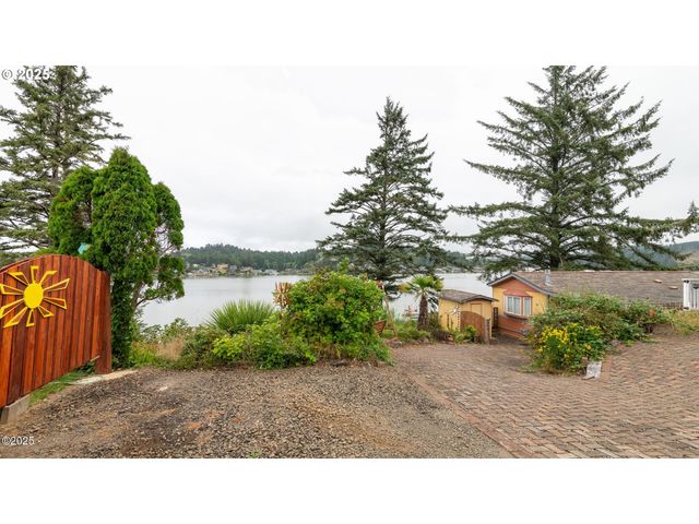 203 Se SURF Ave, Lincoln City, OR 97367