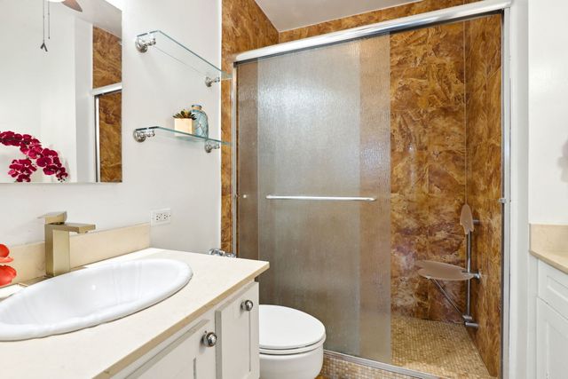 3150 N Lake Shore Drive 8E, Chicago, IL 60657