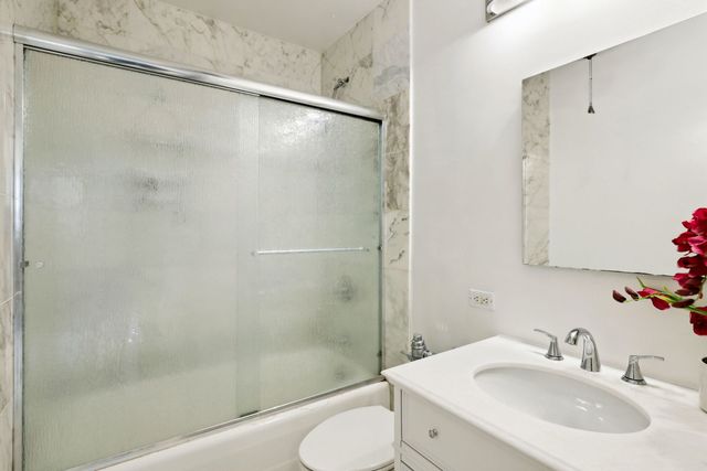 3150 N Lake Shore Drive 8E, Chicago, IL 60657