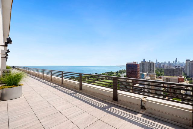 3150 N Lake Shore Drive 8E, Chicago, IL 60657