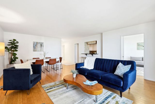 3150 N Lake Shore Drive 8E, Chicago, IL 60657