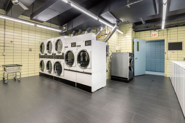 3150 N Lake Shore Drive 8E, Chicago, IL 60657