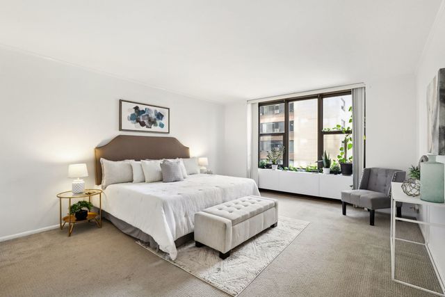 3150 N Lake Shore Drive 8E, Chicago, IL 60657