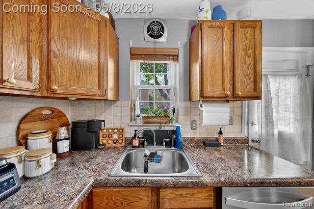 22927 Lakeshore Drive, Saint Clair Shores, MI 48080