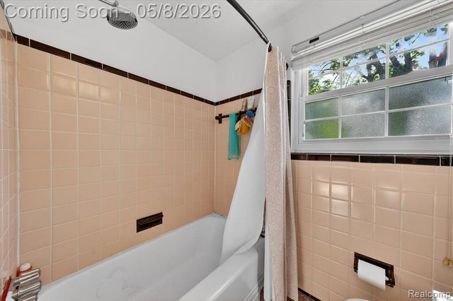 22927 Lakeshore Drive, Saint Clair Shores, MI 48080