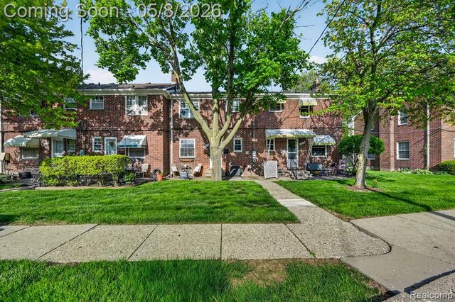 22927 Lakeshore Drive, Saint Clair Shores, MI 48080