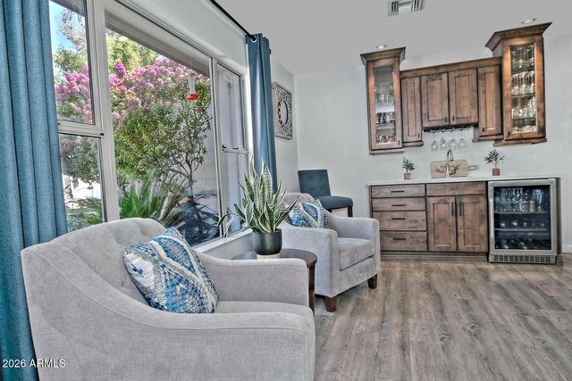 8432 E TURNEY Avenue, Scottsdale, AZ 85251