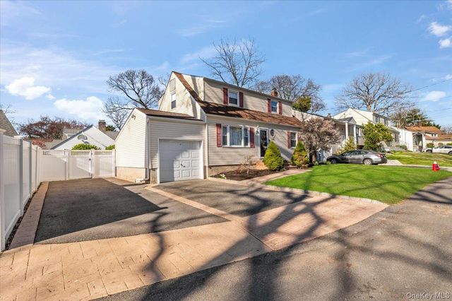 10 Maple Road, Huntington Station, NY 11746