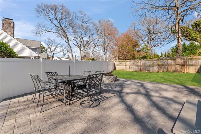 10 Maple Road, Huntington Station, NY 11746