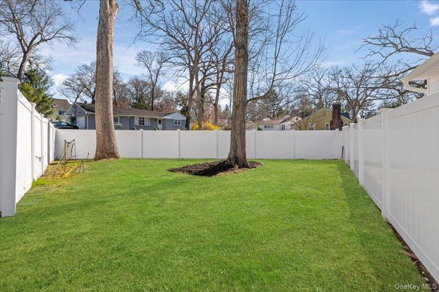 10 Maple Road, Huntington Station, NY 11746