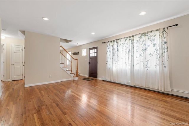 10 Maple Road, Huntington Station, NY 11746