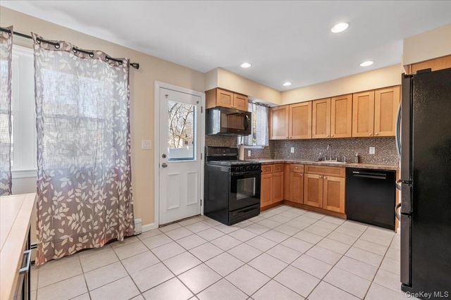 10 Maple Road, Huntington Station, NY 11746