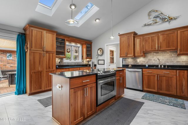 222 Glen Eagles Drive, Ocean Springs, MS 39564