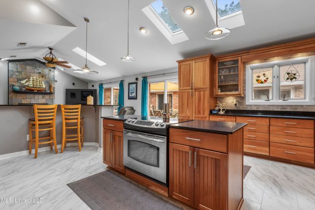 222 Glen Eagles Drive, Ocean Springs, MS 39564