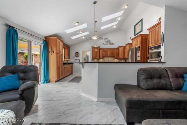 222 Glen Eagles Drive, Ocean Springs, MS 39564