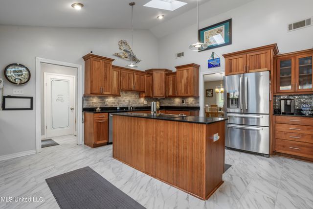 222 Glen Eagles Drive, Ocean Springs, MS 39564