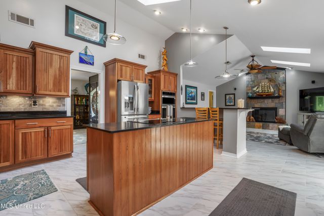 222 Glen Eagles Drive, Ocean Springs, MS 39564