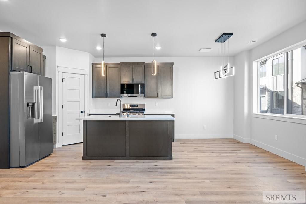 Image 7 of property listing at 727 Curlew Drive, Ammon, ID 83401