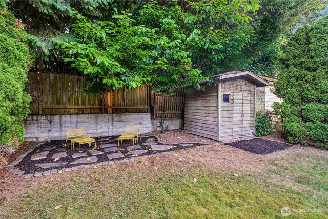 811 NE 57th Street, Seattle, WA 98105