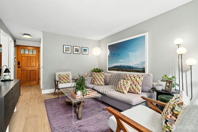 811 NE 57th Street, Seattle, WA 98105