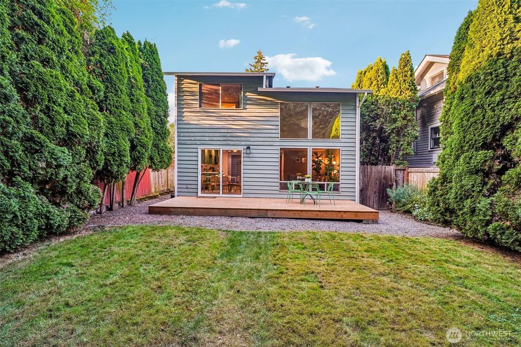 811 NE 57th Street, Seattle, WA 98105