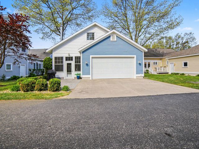 24 Kenneth Street, Pentwater Vlg, MI 49449
