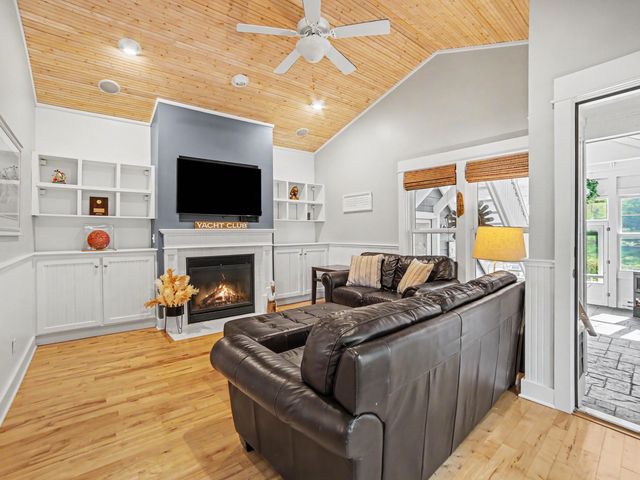 24 Kenneth Street, Pentwater Vlg, MI 49449