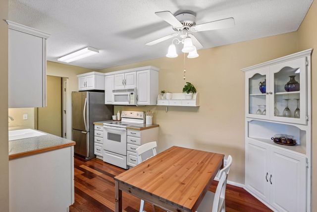 215 Barry Avenue S 217, Wayzata, MN 55391