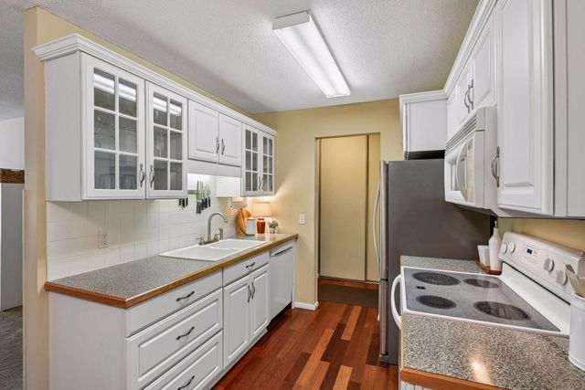 215 Barry Avenue S 217, Wayzata, MN 55391