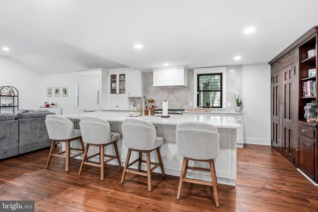 71 E 2ND ST, Moorestown, NJ 08057