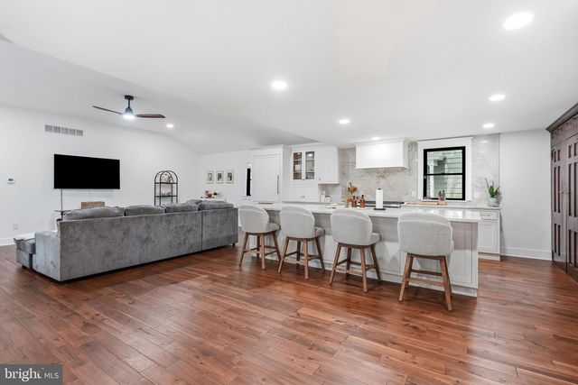 71 E 2ND ST, Moorestown, NJ 08057