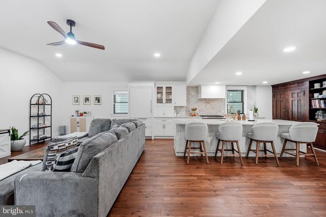 71 E 2ND ST, Moorestown, NJ 08057