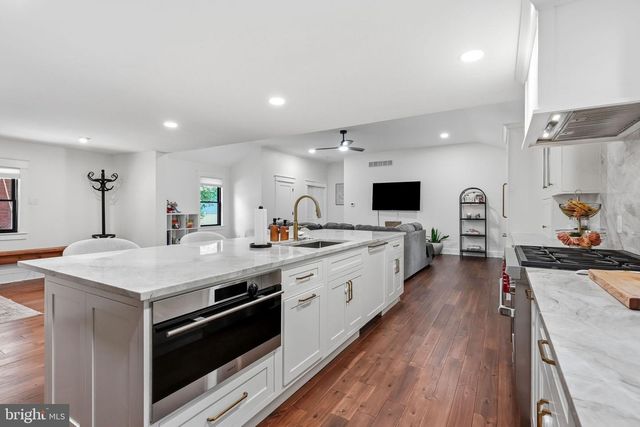 71 E 2ND ST, Moorestown, NJ 08057