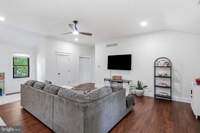 71 E 2ND ST, Moorestown, NJ 08057