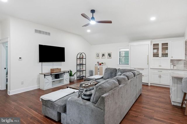 71 E 2ND ST, Moorestown, NJ 08057
