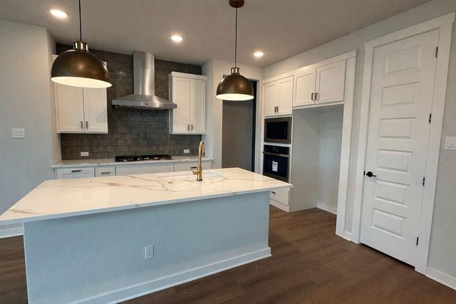 204 Bloomington Loop, Hutto, TX 78634