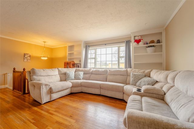 6 Oxford Street, Islip, NY 11751