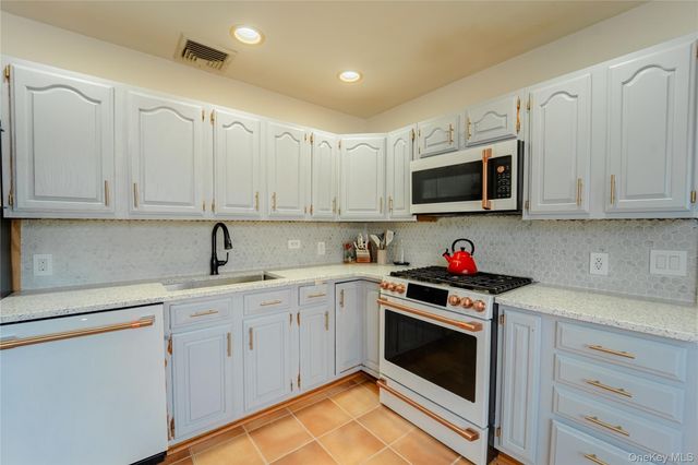 6 Oxford Street, Islip, NY 11751