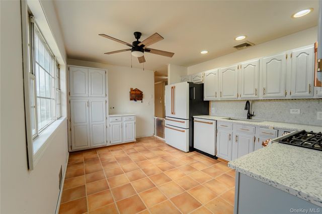 6 Oxford Street, Islip, NY 11751