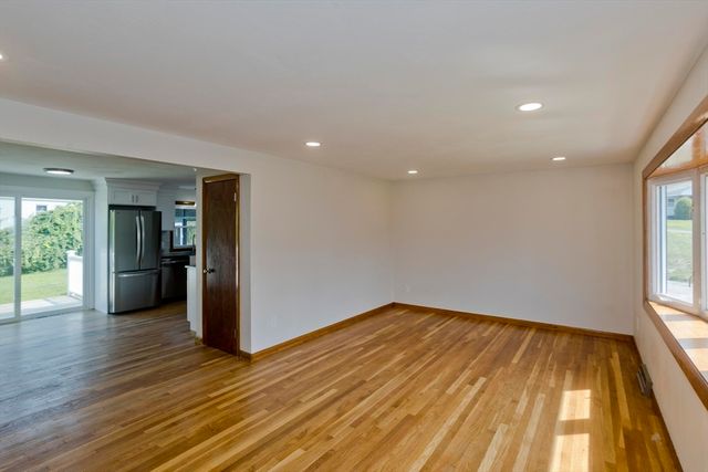 11 Mountainview St, Chicopee, MA 01020