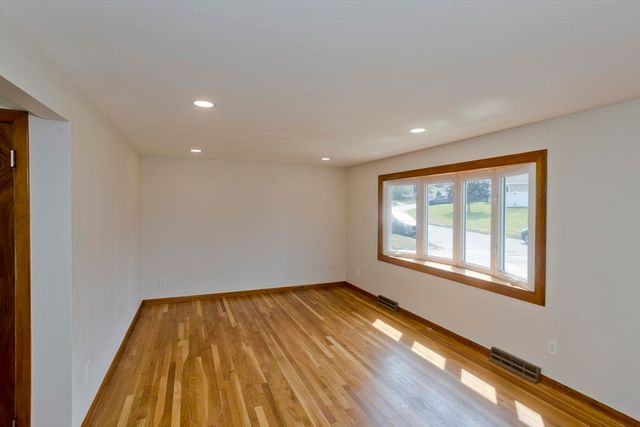 11 Mountainview St, Chicopee, MA 01020