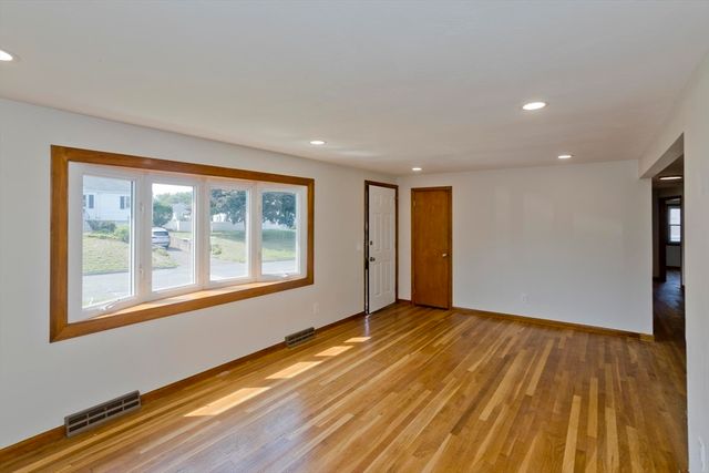 11 Mountainview St, Chicopee, MA 01020