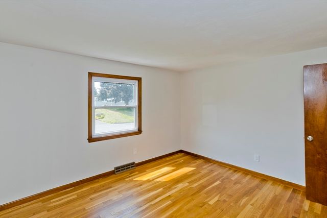 11 Mountainview St, Chicopee, MA 01020
