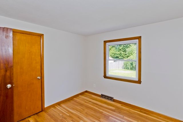 11 Mountainview St, Chicopee, MA 01020