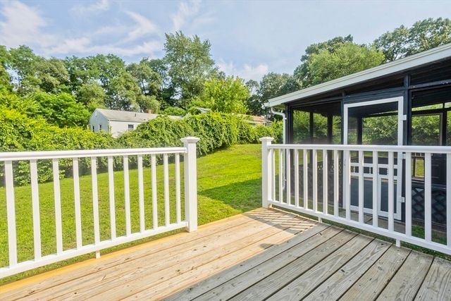 11 Mountainview St, Chicopee, MA 01020