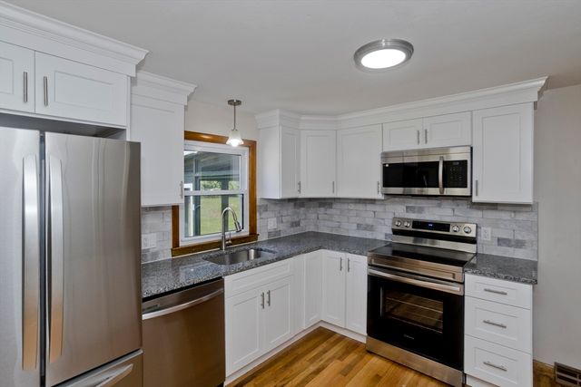 11 Mountainview St, Chicopee, MA 01020