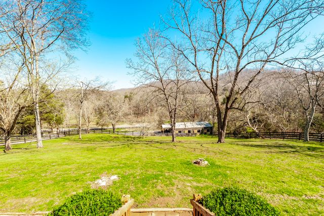 655 Cummings Ln, Cottontown, TN 37048