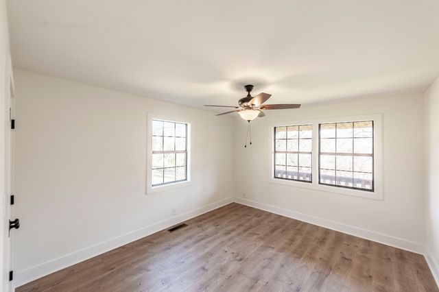 655 Cummings Ln, Cottontown, TN 37048