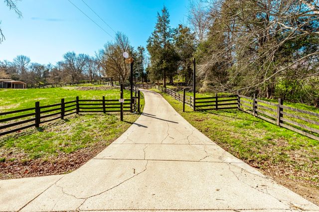 655 Cummings Ln, Cottontown, TN 37048