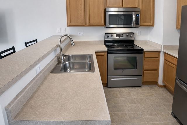 1450 Tower Lane NE 16, Cedar Rapids, IA 52402